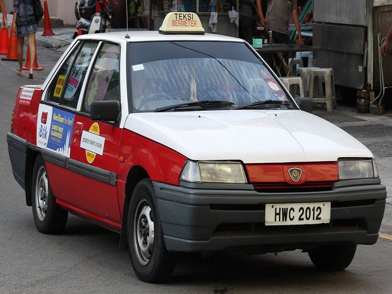 Xe taxi có biển nền trắng chữ đen, bắt đầu bằng ký tự H