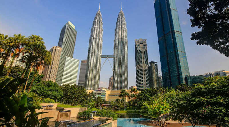 Ngắm nhìn tòa tháp đôi từ công viên KLCC Park